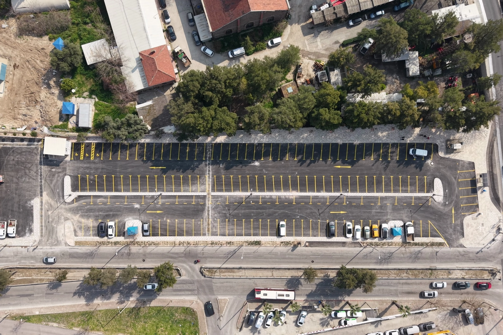 Konak’ta Trafiğe Nefes: Gaziler Caddesi Yenilendi, Ücretsiz Otopark Hizmete Açıldı